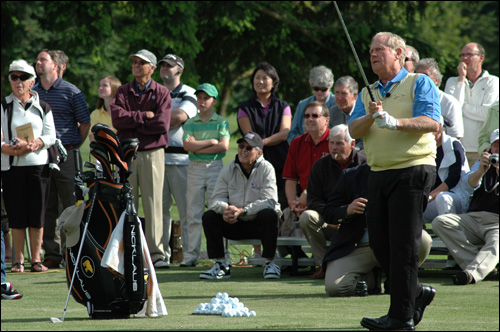 Jack Nicklaus was active in fundraising for the new nine, including this clinic given at nearby Tacoma C&GC. (Photo by TJC)